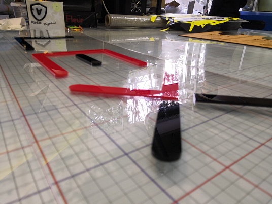 Табличка из оргстекла на дистанционных держателях