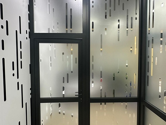 Брендирование офисных перегородок