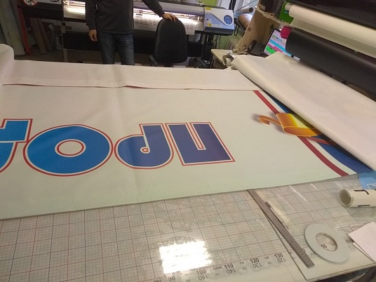 Комплексное рекламное оформление магазина.