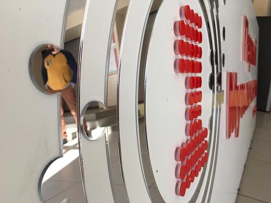 Вывеска световая. Первый музыкальный магазин