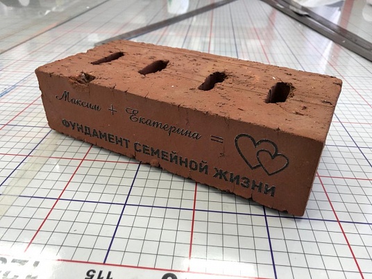 Гравировка на кирпиче