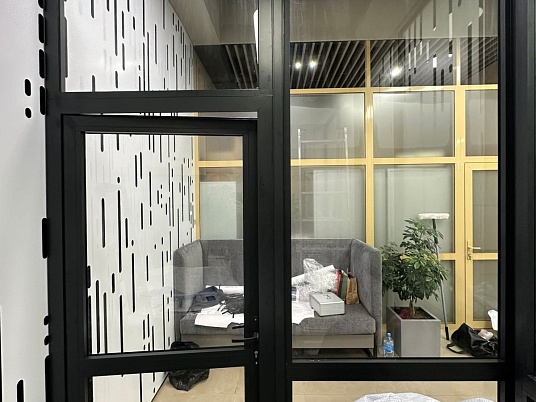 Брендирование офисных перегородок