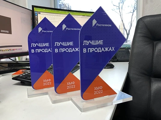 Изготовление настольных табличек из акрилового стекла