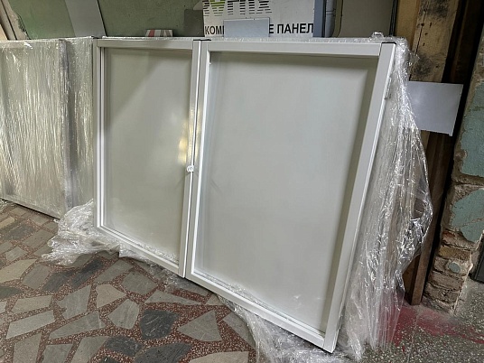 Магнитный информационный стенд с дверцами на замке 